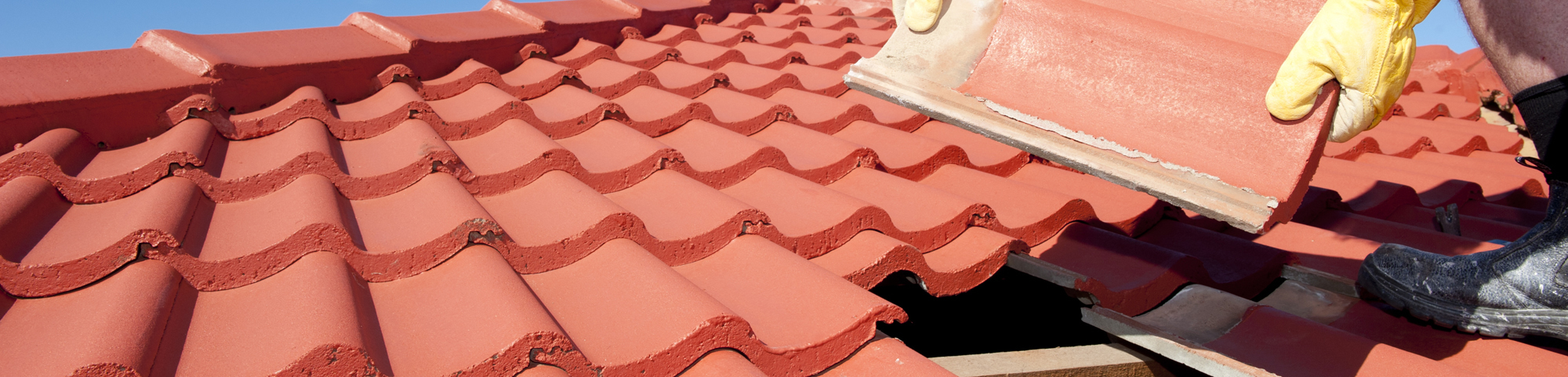 Wir sind Ihre Dachdecker für Photovoltaik, Dachstuhlarbeiten & Dachentwässerung in Leipzig 